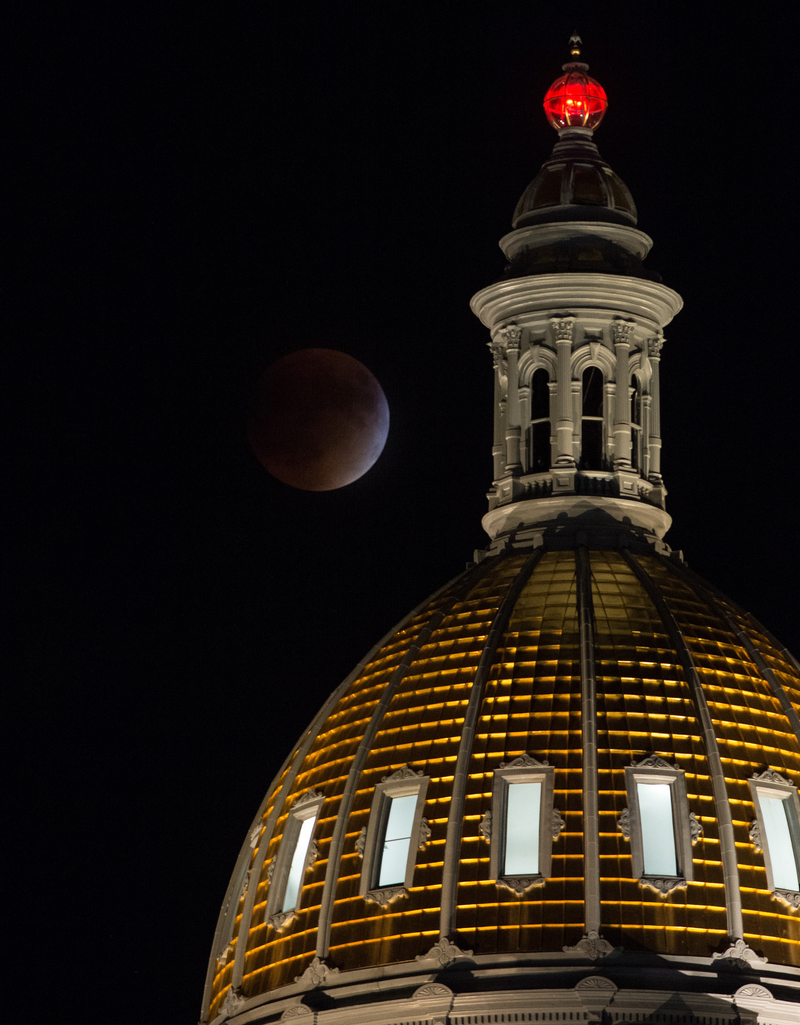Illustration for article titled Here Are the Best Images of Last Night's Supermoon Eclipse